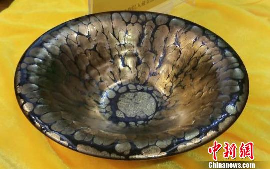 此件口径21.5厘米，高7厘米的金油滴建盏将永远入藏福清黄檗山万福千年禅寺。　李加林 摄