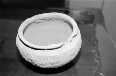 张先生欲捐赠的灰色的陶钵。 兰州晨报记者 冯宝强 摄