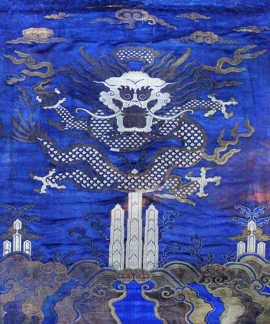 1001

　　清金线织锦龙

　　65×54 cm

　　清早期官製

　　起拍价：7，000