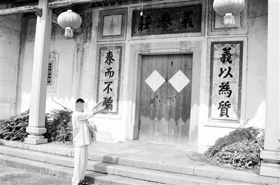 就擒疑贼指认作案现场。