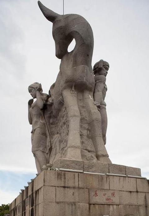 原三亚市委副书记,《鹿回首》石雕的负责人陈人忠如此描述道:"他头戴