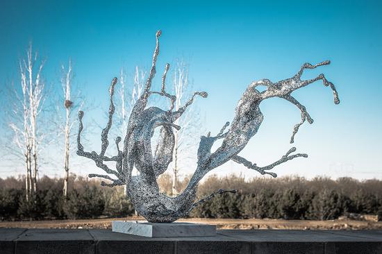 2017此次展览郑路呈现了两件全新的作品,和金属雕塑完全不同的面孟侣