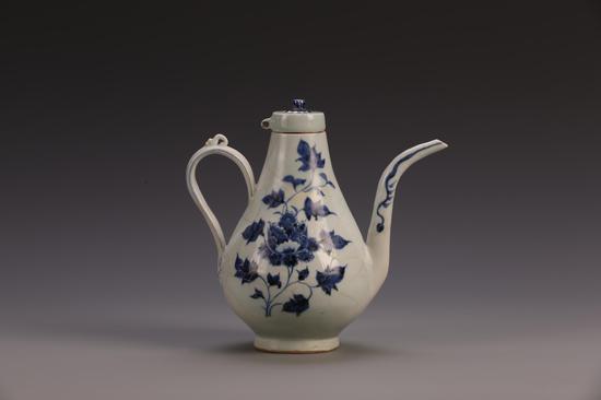 元青花牡丹纹带盖执壶