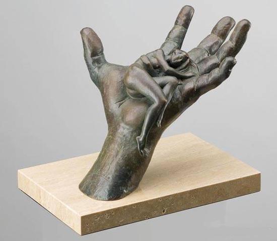 威尼斯运河惊现巨手雕塑遭吐槽看艺术家怎么说