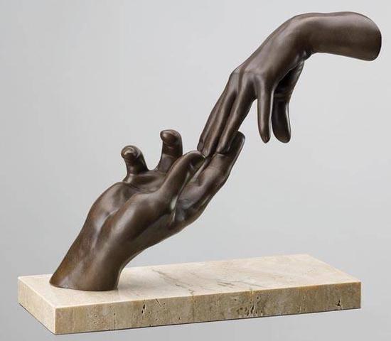 威尼斯运河惊现巨手雕塑遭吐槽看艺术家怎么说