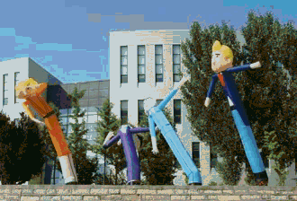 　　房倩倩 《一起摇摆》 材料：气模布，鼓风机 尺寸：共4件，均为500×250×40cm 课题指导老师：胡庆雁。 展示现场