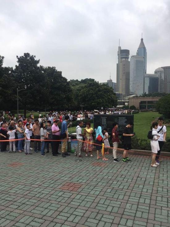 上海博物馆正在举办的"大英博物馆百物展——浓缩的世界史"排队现场