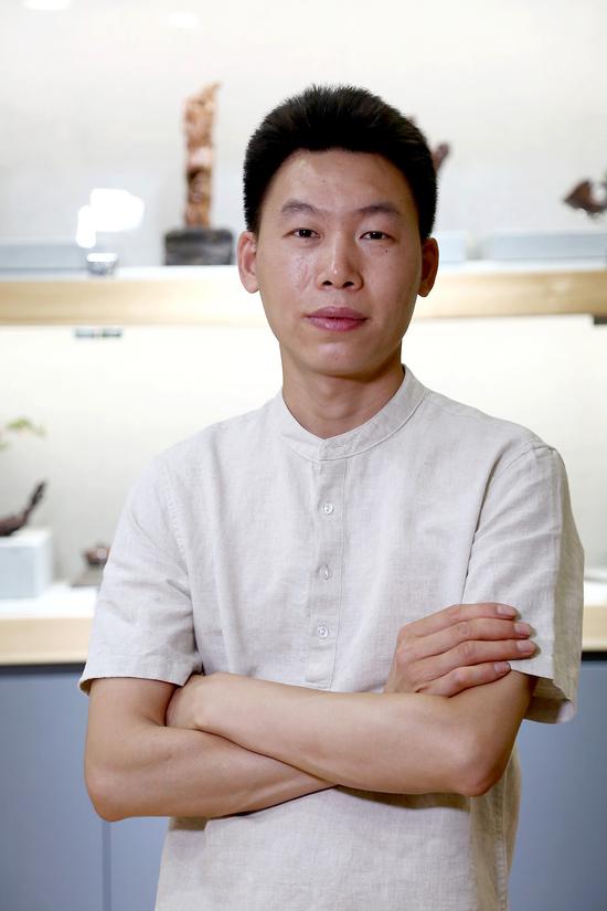 吉龙,本名张智龙,圈内著名木雕大师,尤以黄花梨雕刻最为精深.