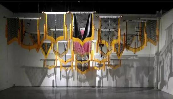 李睿璟（中国）
四川美术学院雕塑系硕士研究生
提名作品：《虔诚地畸变系列之“锦旗”》   
尺寸：120×75×60cm
材质：综合材料