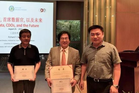 副总经理徐晋为richard y wang教授和程正州先生颁发聘书