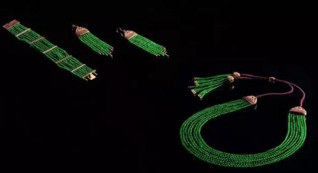 翡翠首饰三件套

　　项链 103g 手链 34g 耳坠（两件）24g