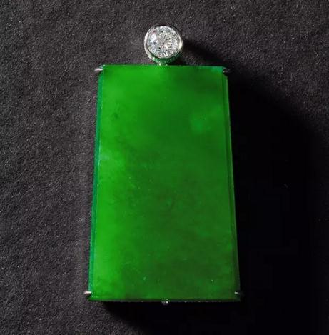 18K金镶翡翠平安无事挂坠

　　规格：5.0×3.0×1.0cm 53g