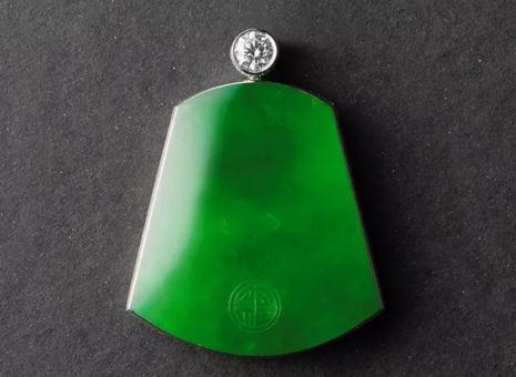 18K金镶翡翠平安无事挂坠

　　规格：5.5×4.0×1.0cm 55g