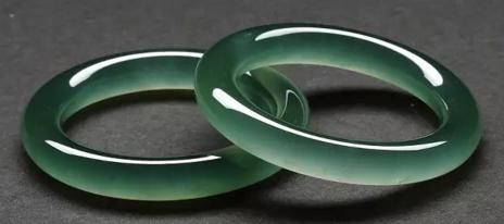 翡翠手镯一对

　　内径 55mm 77g &nbsp;内径 58mm 85g