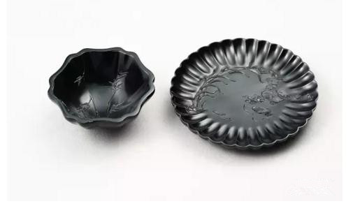 徐云栋 墨玉春溪水暖杯托

　　9.9×9.9×1.3cm 115g

　　徐云栋 墨玉竹报平安品茗杯

　　6.9×6.9×2.9cm 86g