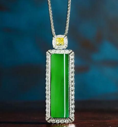 18K金镶翡翠平安无事挂件

　　规格：6.5×2.1×1.5cm 46g