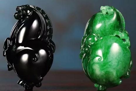 翡翠火焰驹把件一对

　　作者：王国清 广东玉雕名家

　　规格：6.0×3.5×3.0cm 98g 6.0×3.5×2.5cm 79g