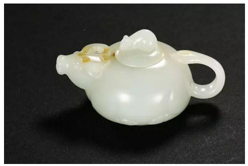 王金高 和田玉属我牛茶壶

　　9.3×5.8×4.8cm 101g