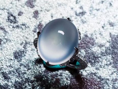 18K金镶翡翠素面戒指

　　规格：内径16mm 12g