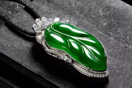 18K金镶翡翠金枝玉叶挂坠

　　规格：5.5×2.5×0.9cm 28g