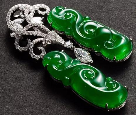 18K金镶翡翠如意挂坠

　　规格：3.7×1.0×0.8cm 30g 3.7×1.0×0.8cm 30g