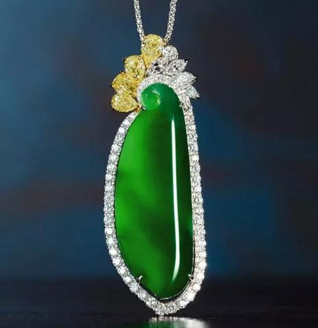 18K金镶翡翠福瓜挂件

　　规格：5.5×1.9×1.2cm 28g