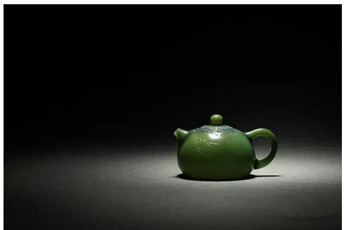 范栋强  青玉薄胎茶壶

　　规格：11.2×8.3×6.5cm 102g