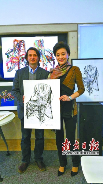 杨澜展示“绘画傻瓜”创作的《椅子》。