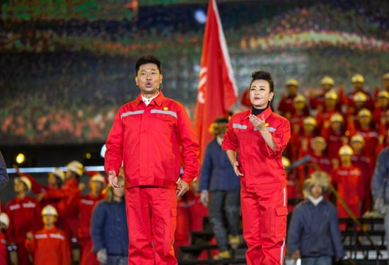 姚林辉、乔军演唱《满怀深情望北京》  和卫 摄