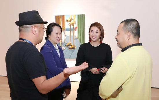 宝龙文化执行董事许华琳(左二)在展览现场