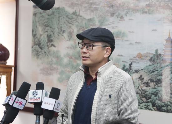 　　中国国家画院艺术信息中心主任、《中国美术报》执行总编辑王平在开幕式现场接受媒体采访，对杨留义城市山水画给予很高评价