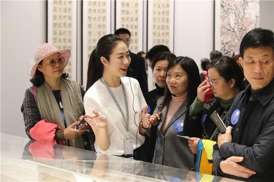 德基美术馆馆长艾琳在现场讲解