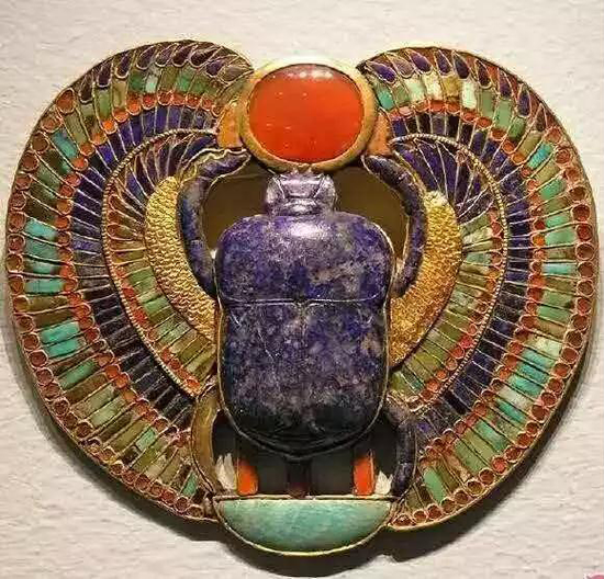 坦卡蒙墓葬中出土的圣甲虫饰品护身符