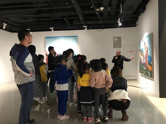 展览现场沈其斌馆长导览现场
