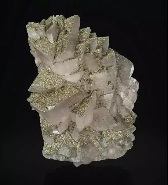 俄罗斯黄铁矿,方解石晶簇   照片:robert weldon