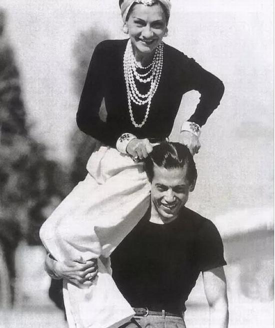 也许正如狮子暗示的那样,王者之路总孤独相伴,卡柏带着给香奈儿的珍珠