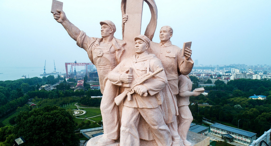 南京长江大桥修缮一新工农兵雕塑露出真容