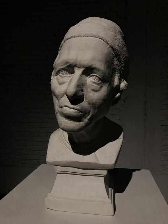 李洪波《教具系列——戴帽老人》装置 纸雕塑 尺寸可变2014年