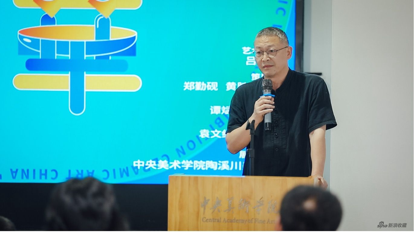 展览联合策展人-景德镇陶瓷大学陶瓷美术学院院长黄胜教授宣布获得展览最佳作品作者名单
