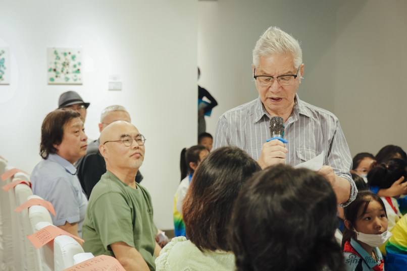 景德镇陶瓷大学教授周国桢先生宣布展览开幕