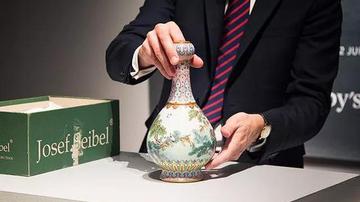 秘藏数十年乾隆如意瓶 1.22亿成交