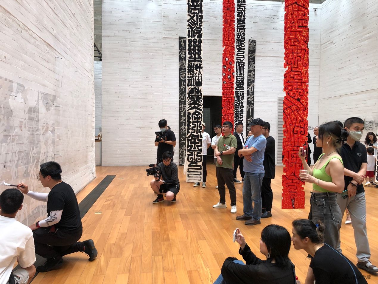 鲁大东《书法》 现场行为表演 纸本,亚克力 2022鲁大东作品展览现场