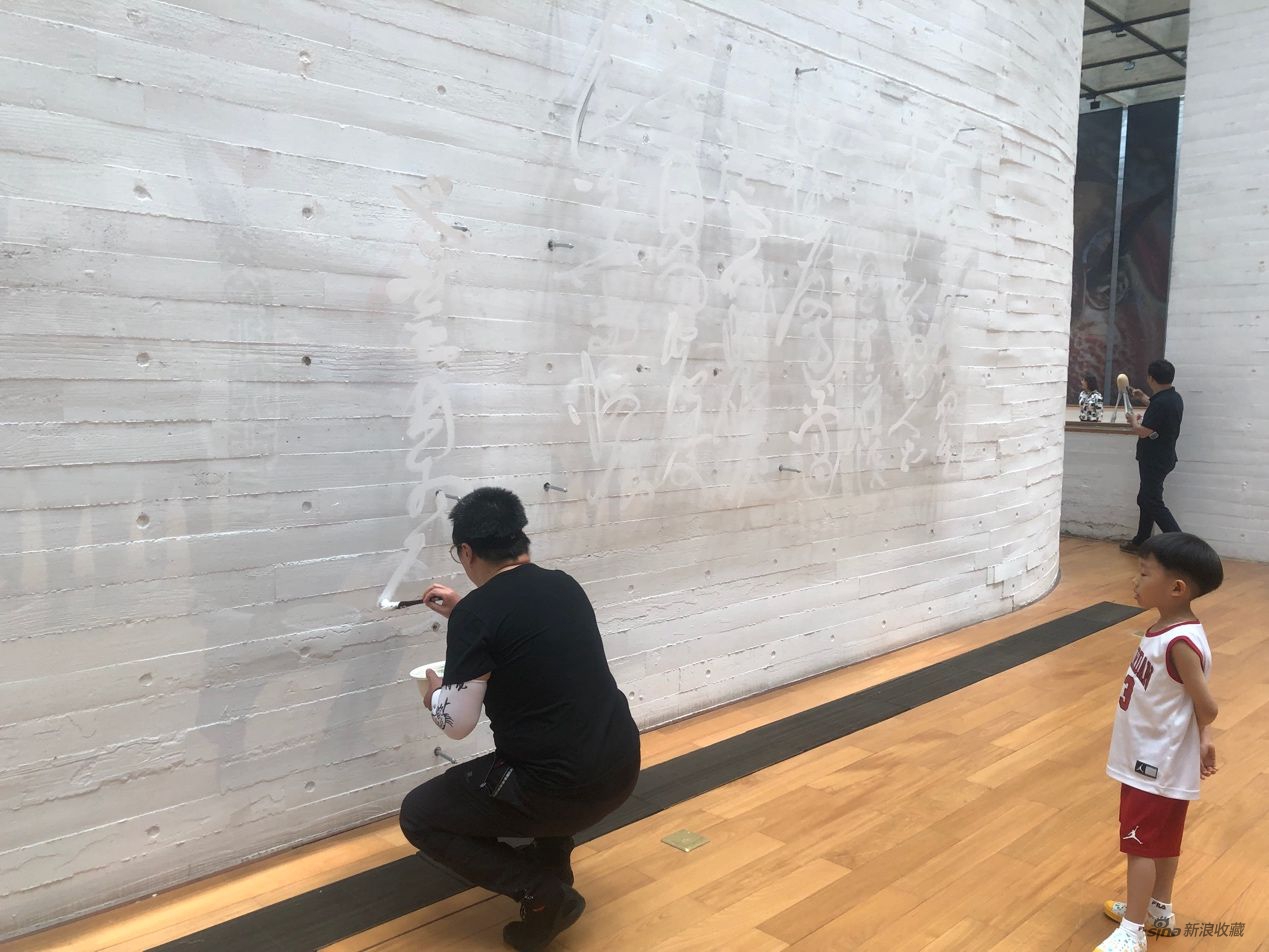 鲁大东《书法》 现场行为表演 纸本、亚克力 2022