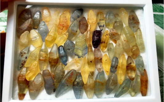 未经热处理的刚玉原石