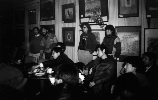 《郑连杰、伊灵、环子三人绘画展》提香画廊 北京&nbsp; 后排右起郑连杰、Robyn Beck、伊灵、环子