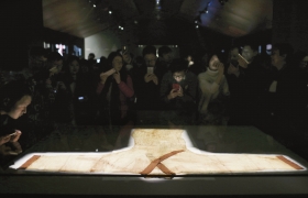 11月29日，湖南省博物馆重新开放，素纱襌衣吸引了众多参观者。素纱襌衣于1972年在长沙马王堆汉墓出土，是西汉时期纺织技术巅峰时期的作品，为国家一级文物。