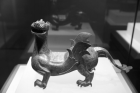 金盏（上图）与双翼错银铜神兽。组图/记者陈正 