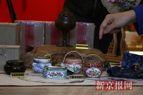 潘家园文创产品小香炉。实习生 陈婉婷 摄