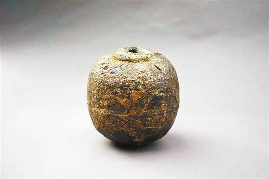 在白帝城遗址出土的铁雷.