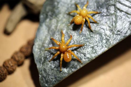 蜘蛛寓意 因"蜘蛛"的谐音好似"知足",其八只大足踏进八方,知足者常乐